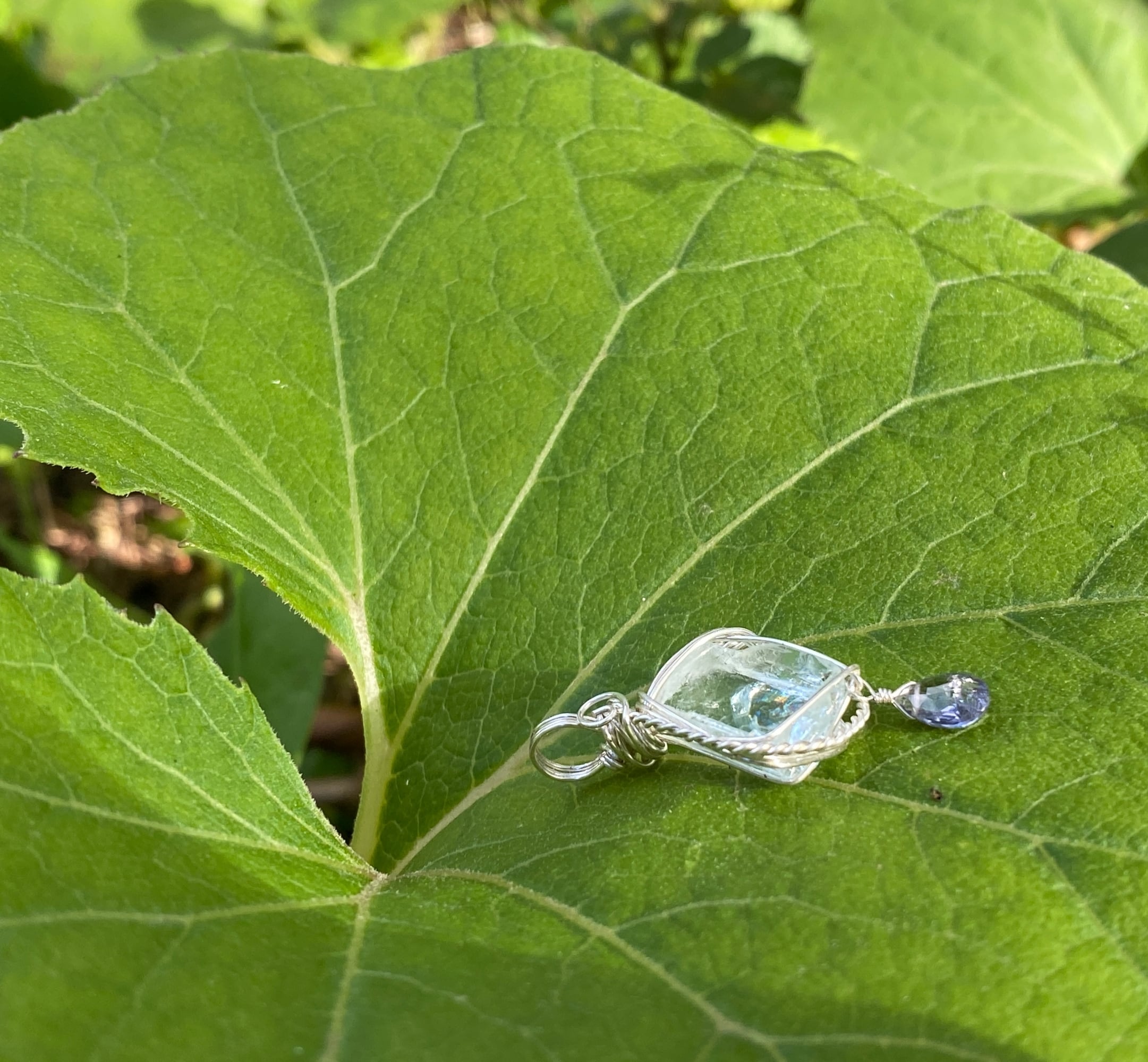 きらめく水面を思わせる清らかな透明なブルー アクアマリンと