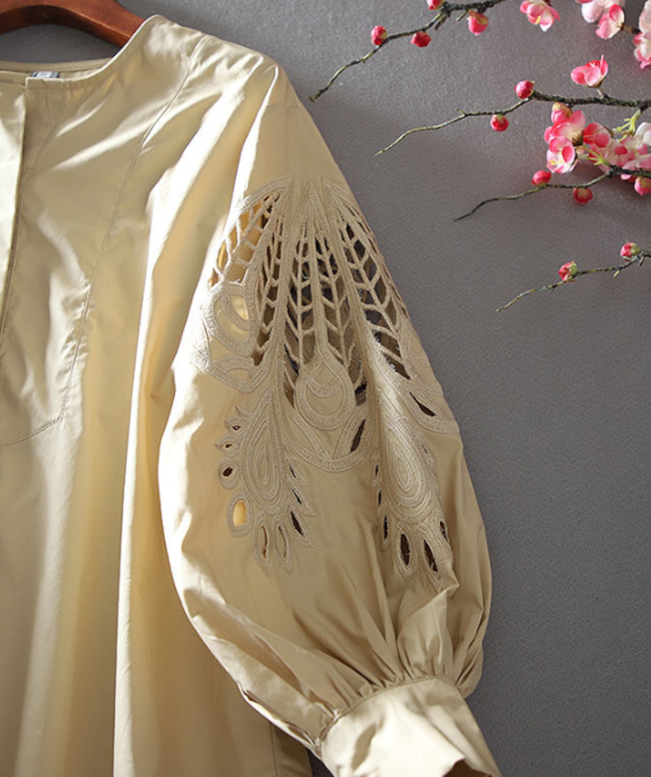 透かし刺繍ボリュームスリーブブラウス
