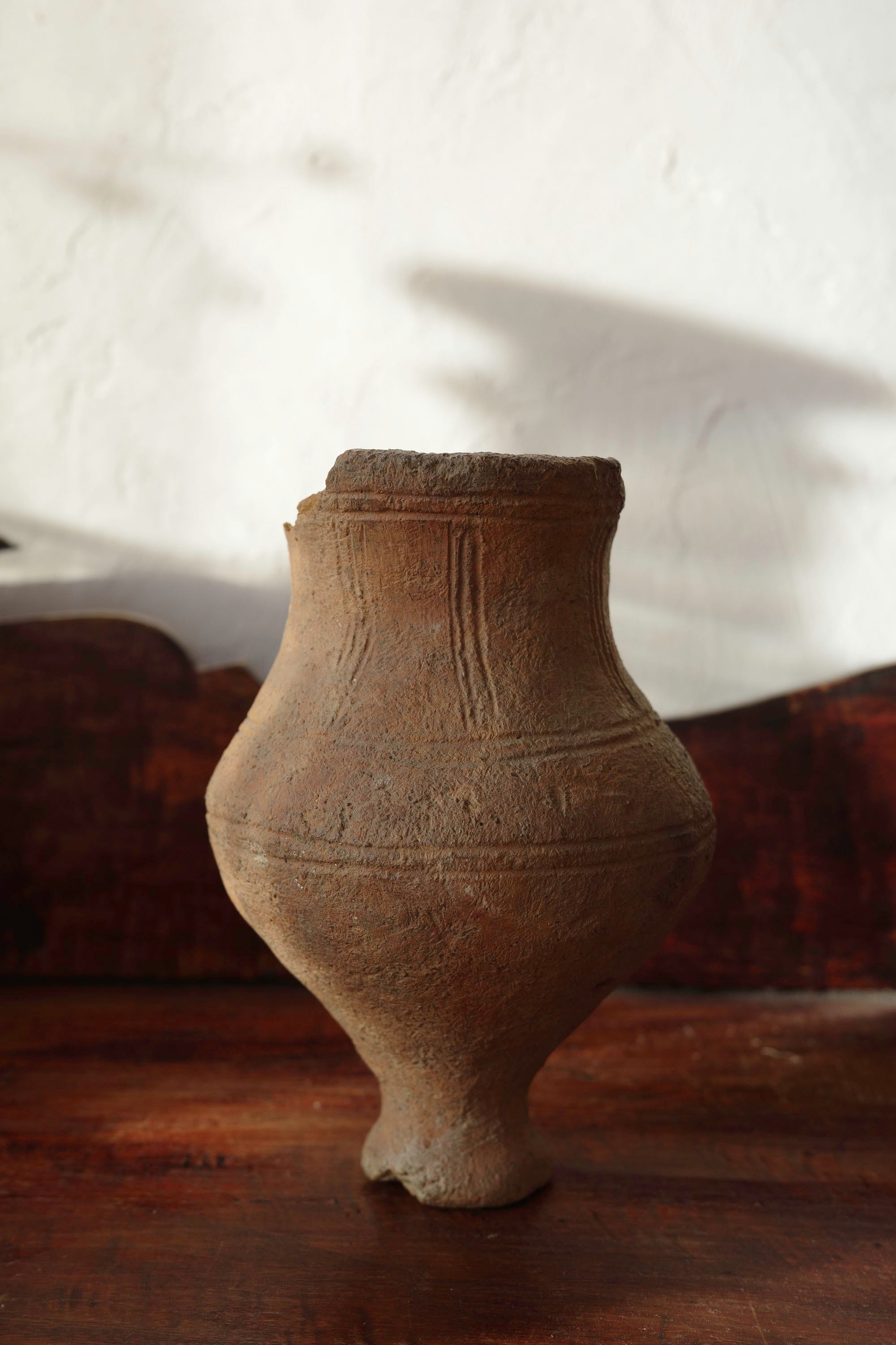 パ*ま様 実家整理　土器？壺 vintage 高台付き壺型オブジェ 土色 無釉 | physis (ピュシス)