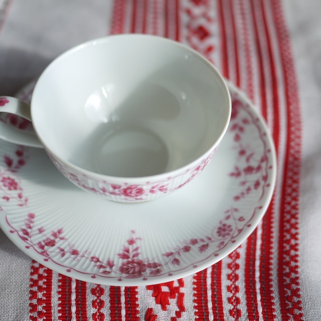 赤と白のテーブルライナー ハンガリー