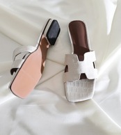 太ヒールクラシックストラップサンダル