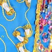 ベリーダンス 衣装 ハリージドレス ブルー系 スパンコール ビーズ 水色 青 黄 金 ガラベーヤ ワンピース ドレス 爽やか 羽織り 民族舞踏 ダンス衣装 刺繍 ステージ衣装 華やか 鮮やか 豪華 装飾 明るい 透け感 ゴールド系 イエロー系