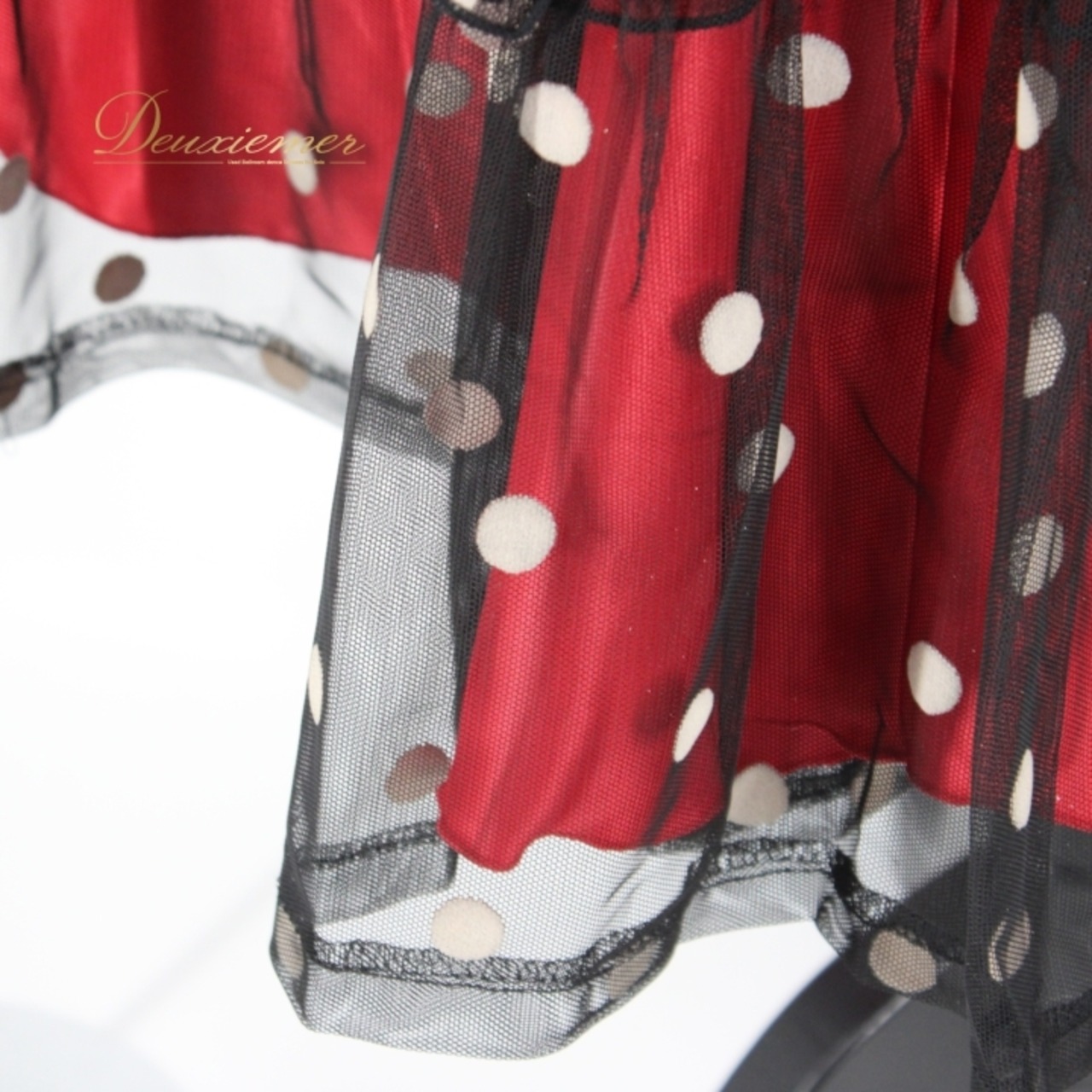 社交ダンス 衣装 スタンダード スカート レッスンウェア 女性用 オールシーズン 赤 黒 白 ブラック系 ホワイト系 レッド系 ドット 水玉 社交ダンス衣装 フリル スカート 可愛い おしゃれ フェミニン レディース 薄手 お出かけ 舞台衣装 ダンス用 踊れる ティアードスカート ウエストゴム おしゃれなデザイン 黒レース チュール素材 軽量 通気性 71.5cm ウエスト30cm~ 日本製