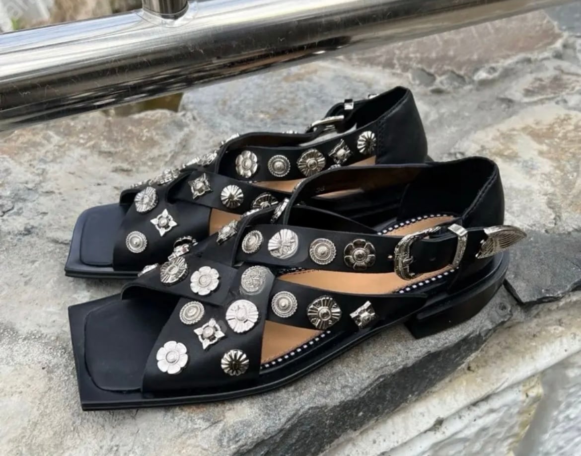 コンチョデザインサンダル