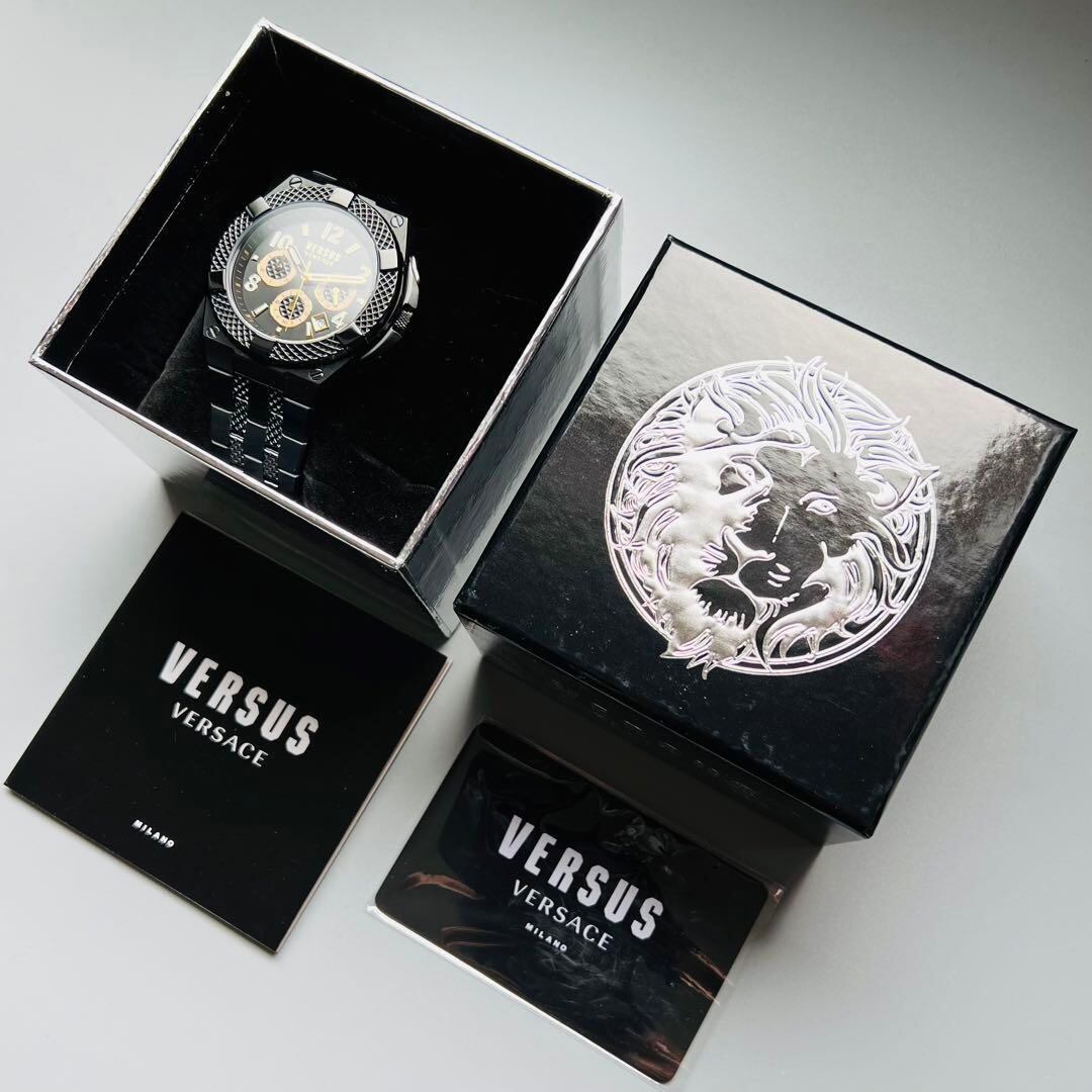 ヴェルサス ヴェルサーチ メンズ 腕時計 ブラック ケース付属 新品 電池式 黒 ベルサス ベルサーチ メンズ 46mm クォーツ クロノグラフ  おしゃれ