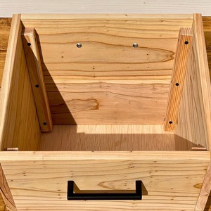 【送料無料】シダーBOX 有刺鉄線レーザー刻印入り(木製プランターカバー) 宮崎県産杉使用