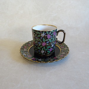 ナカヤマ  黒地に桃柄カップ＆ソーサー