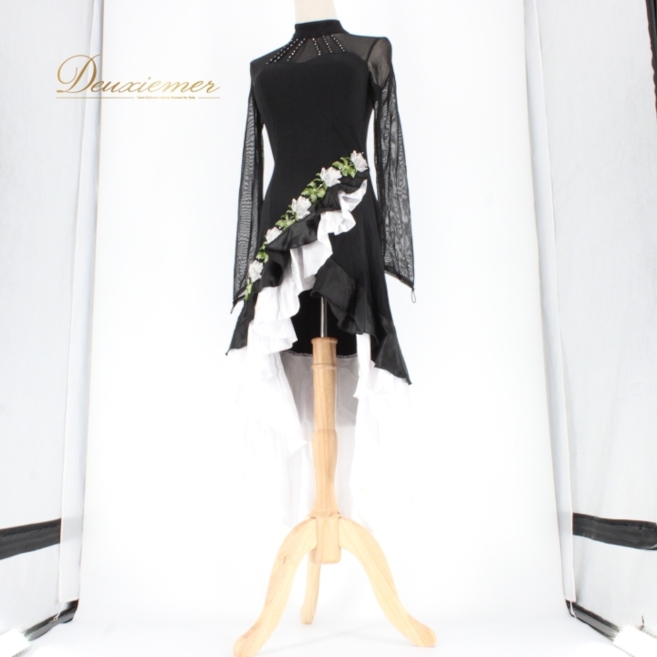 社交ダンス 衣装 ラテン ドレス ワンピース パーティ衣装 緑 黒 白 ICHIOKU イチオク ブラック系 ホワイト系 グリーン系 花柄 刺繍 ラインストーン おしゃれ エレガント フェミニン ダンスパフォーマンス ステージ衣装 曲線美 柔らかい 着心地良い 女性用 ドレスアップ 高級感 華やか