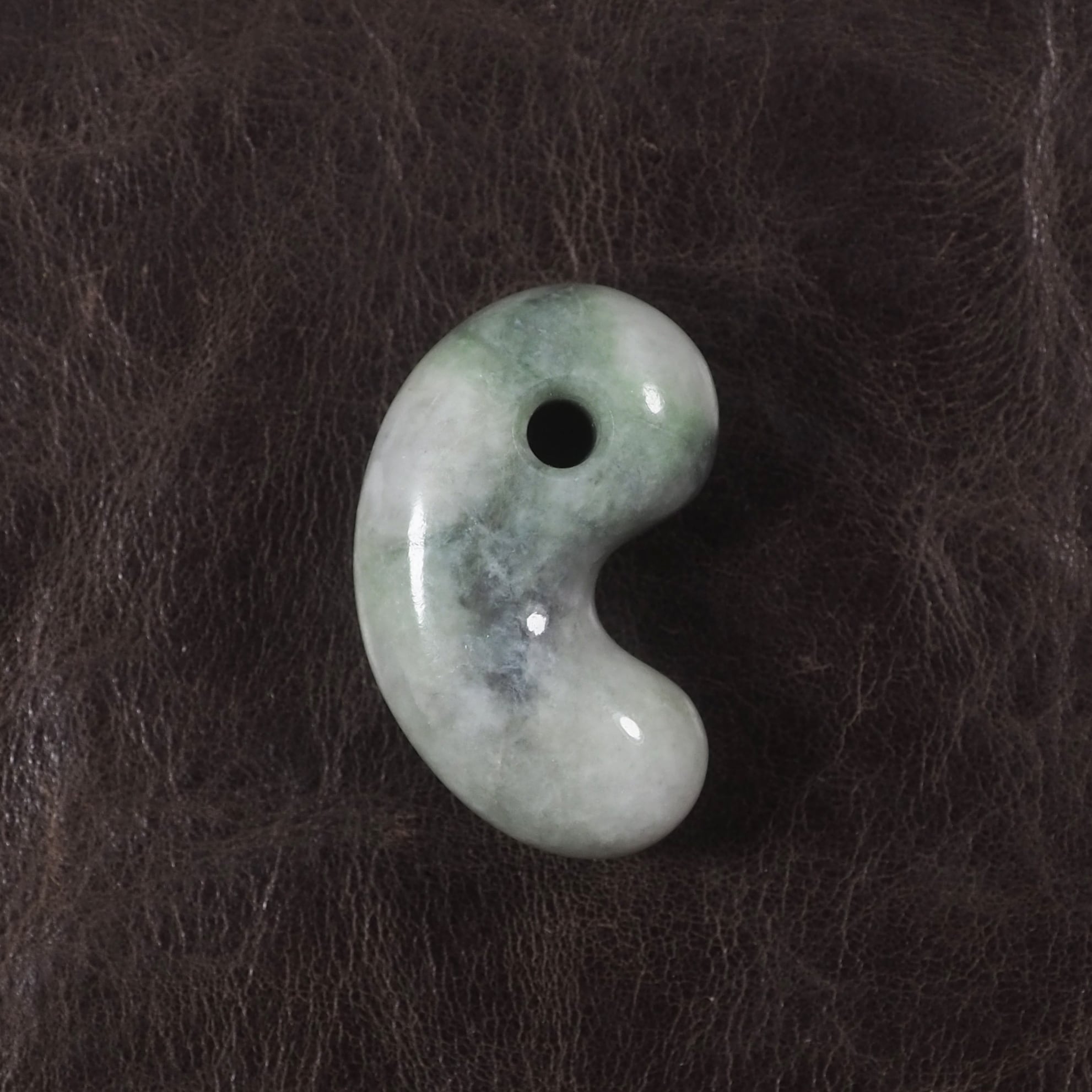 糸魚川翡翠 圧砕 まがたま 勾玉 13.3g Itoigawa crushed Jadeite