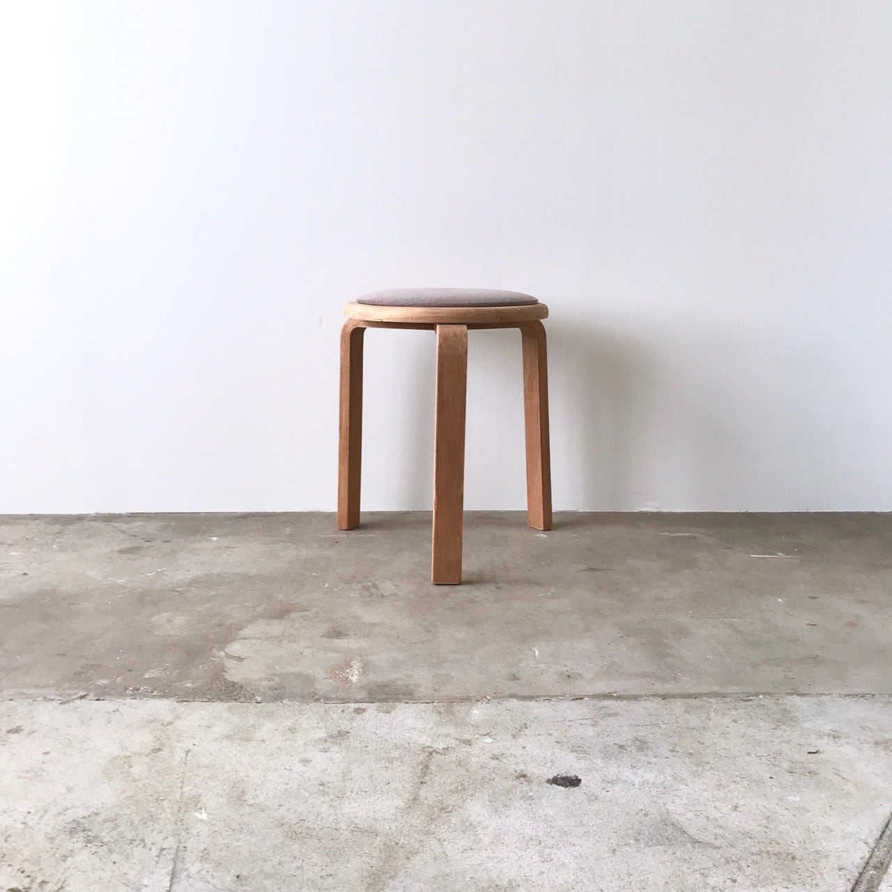 三本脚スツール  /古家具