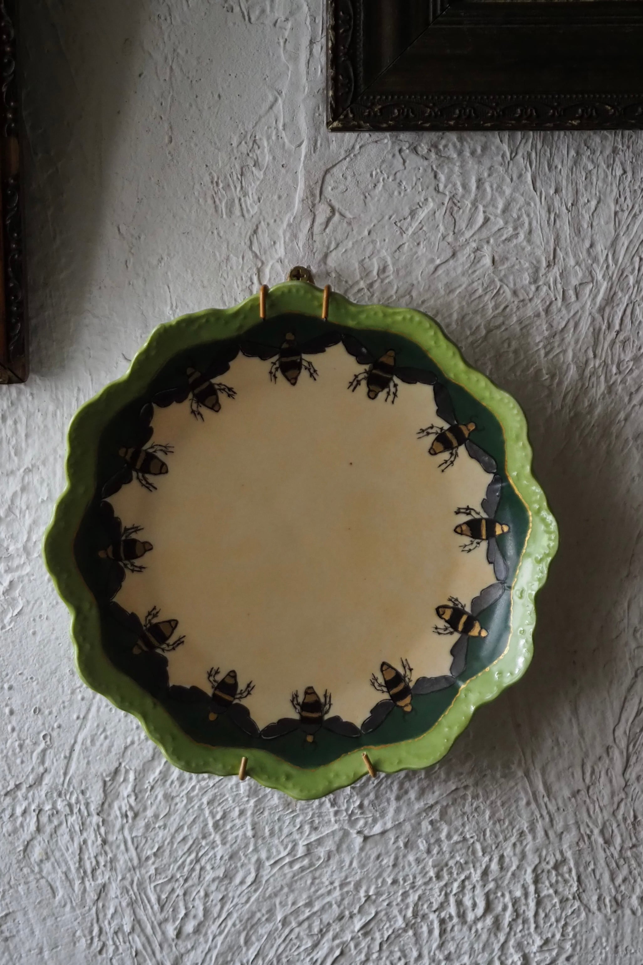 蜂巡る飾り皿-antique pottery plate | アンティーク.ヴィンテージ家具