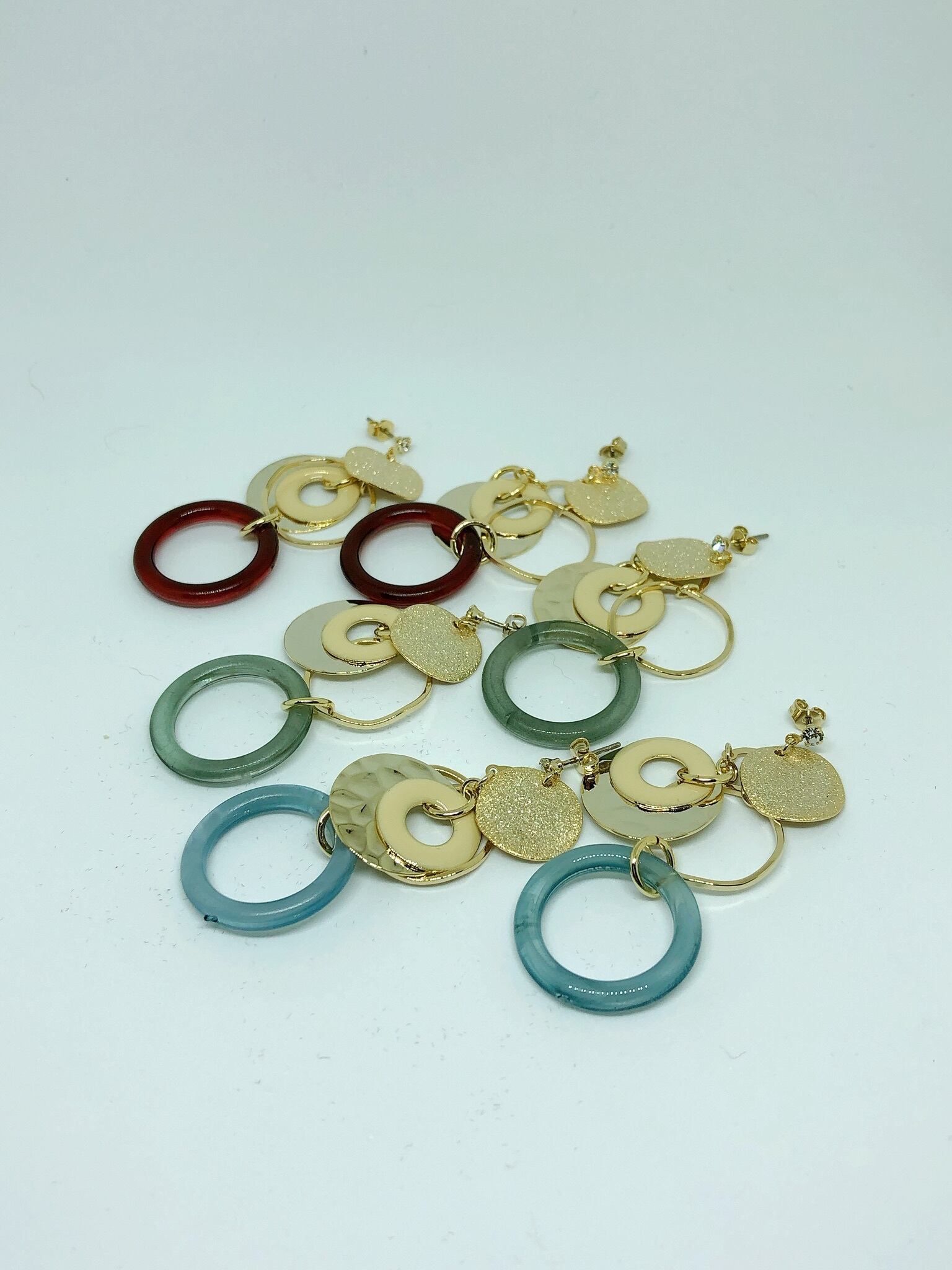 秋色アクリルリングとゴールドパーツのぶら下がりピアス | Pay ID
