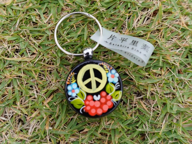 【ウクライナグッズ】ペトリキウカ塗りキーホルダー　PEACE【黒】
