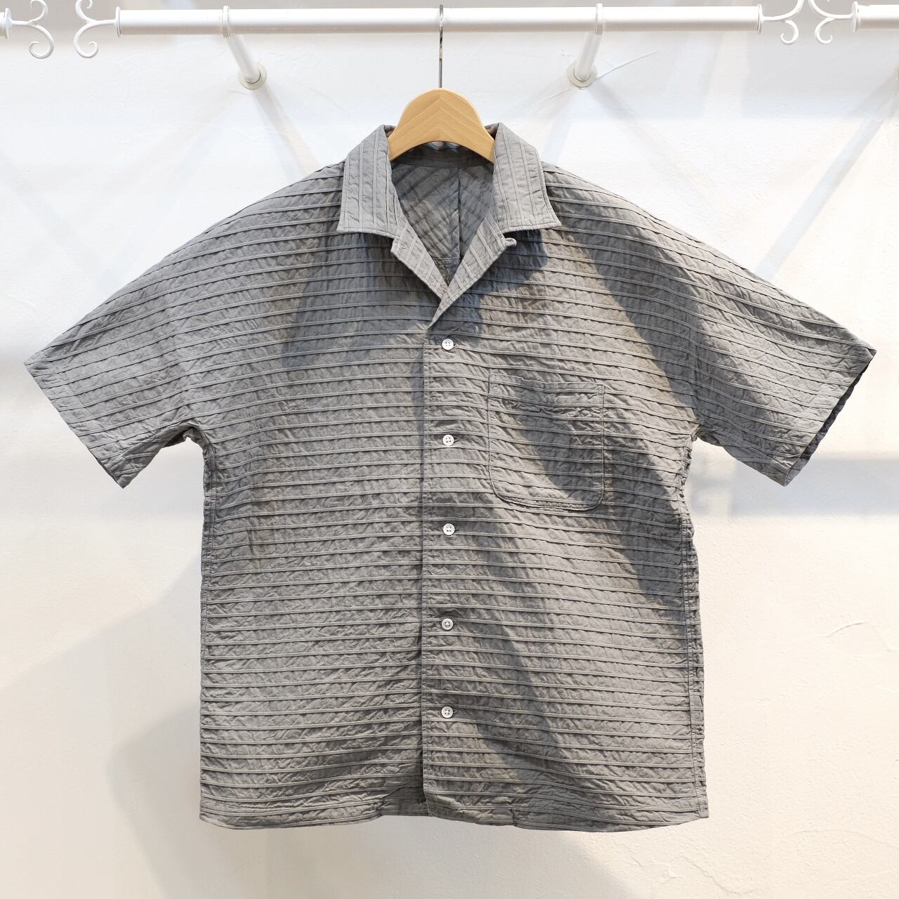 KUON（クオン）　織ピンタック　新万葉染半袖シャツ　グレー