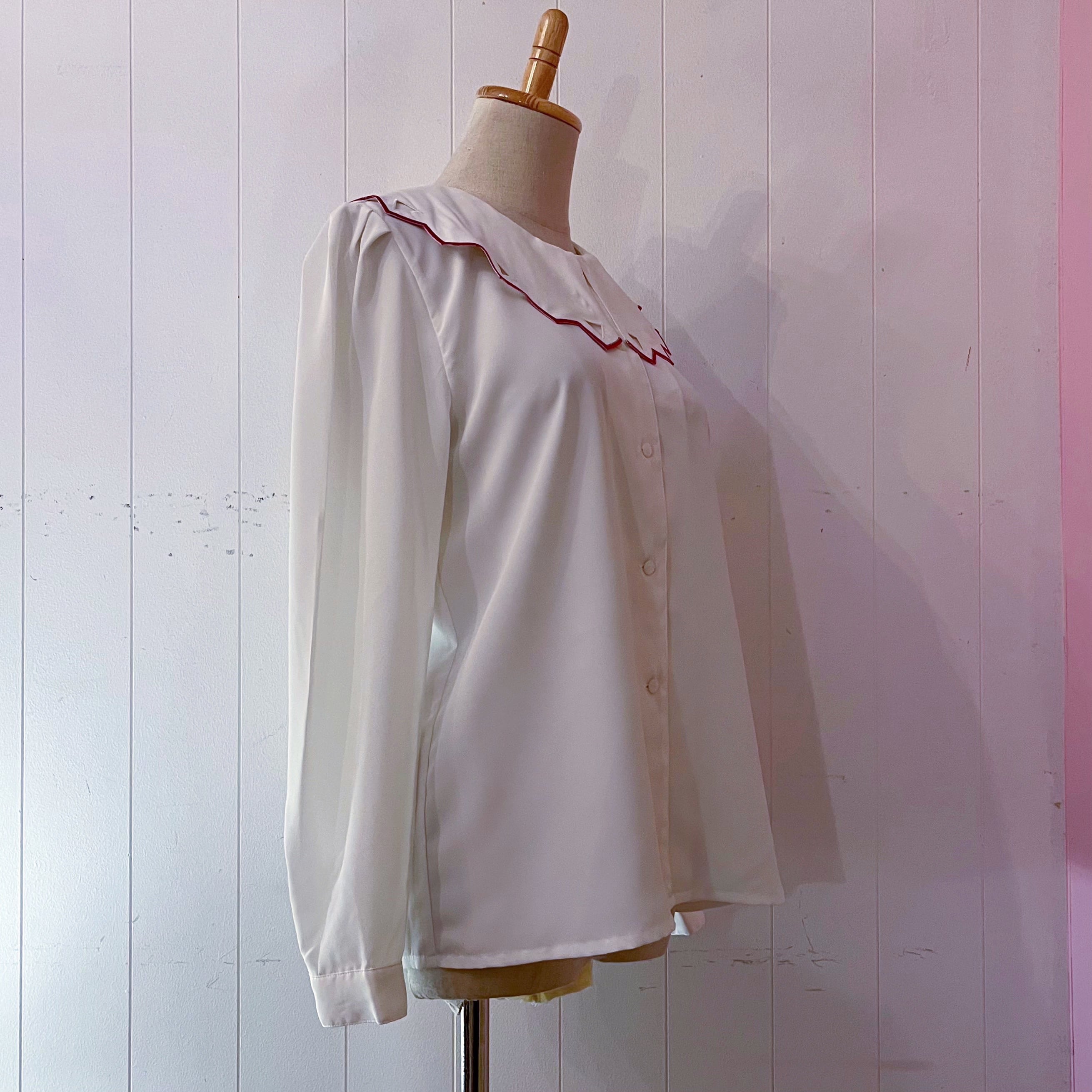 triangle cutting collar white blouse