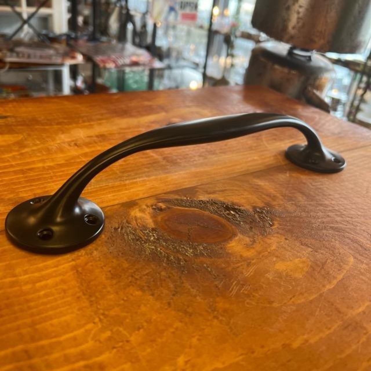 Matte black iron door handle, perfect for interior entryways and living rooms.　