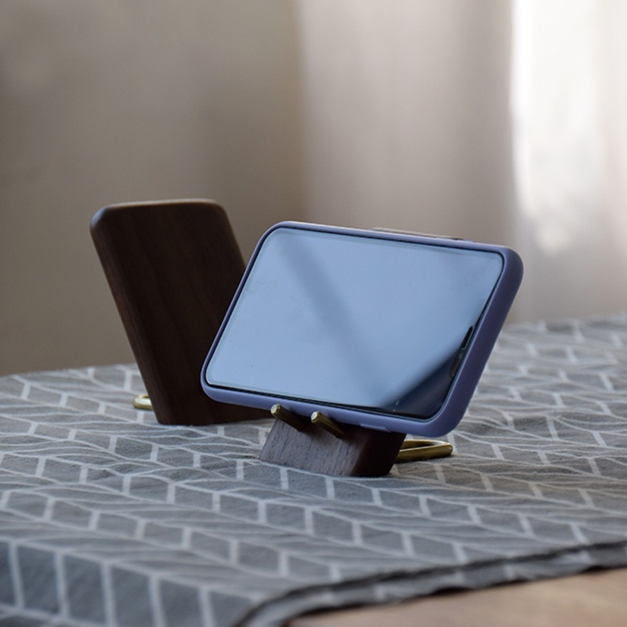 ブラックウォールナット無垢スマホスタンド｜ホルダー付き／北欧ナチュラルデザイン・木製スマホスタンド