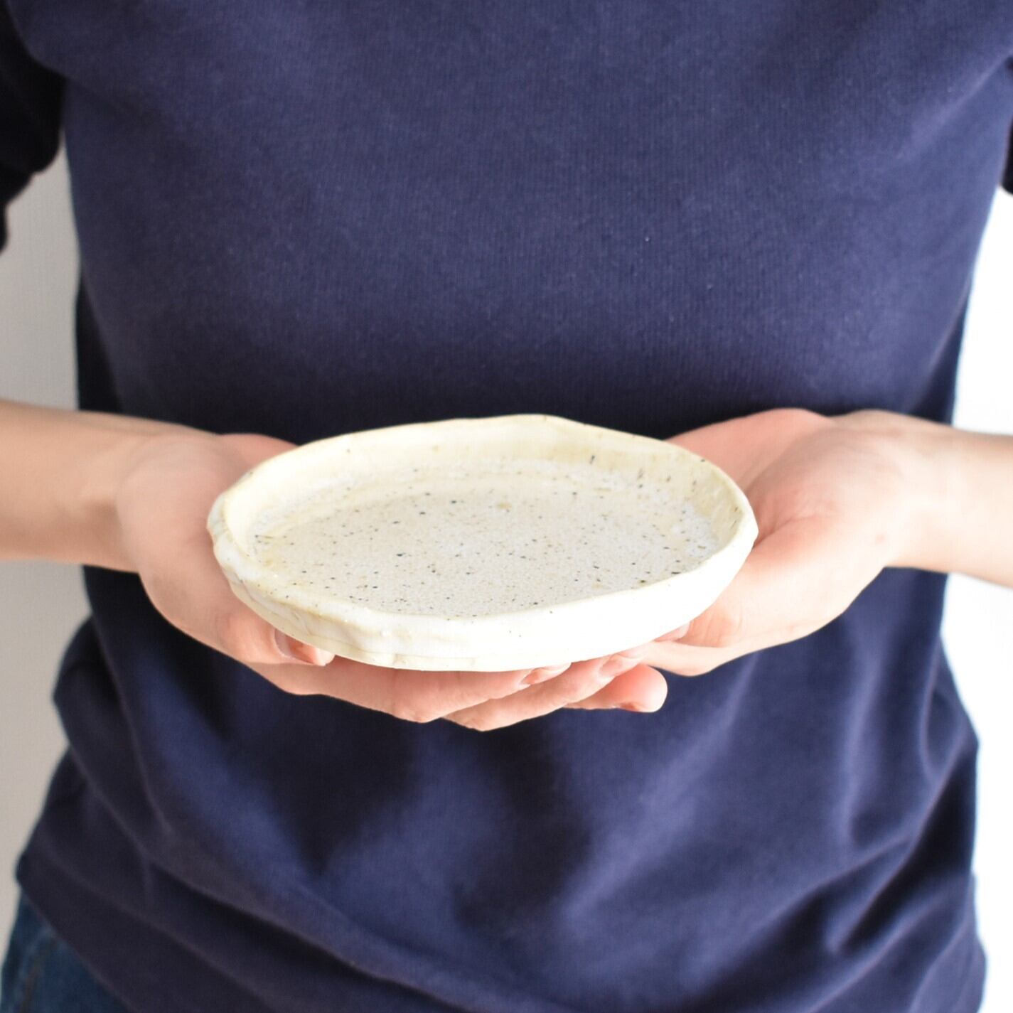 縁がなみなみした丸いプレート小皿(白/光沢/点模様/白御影土) | cherie