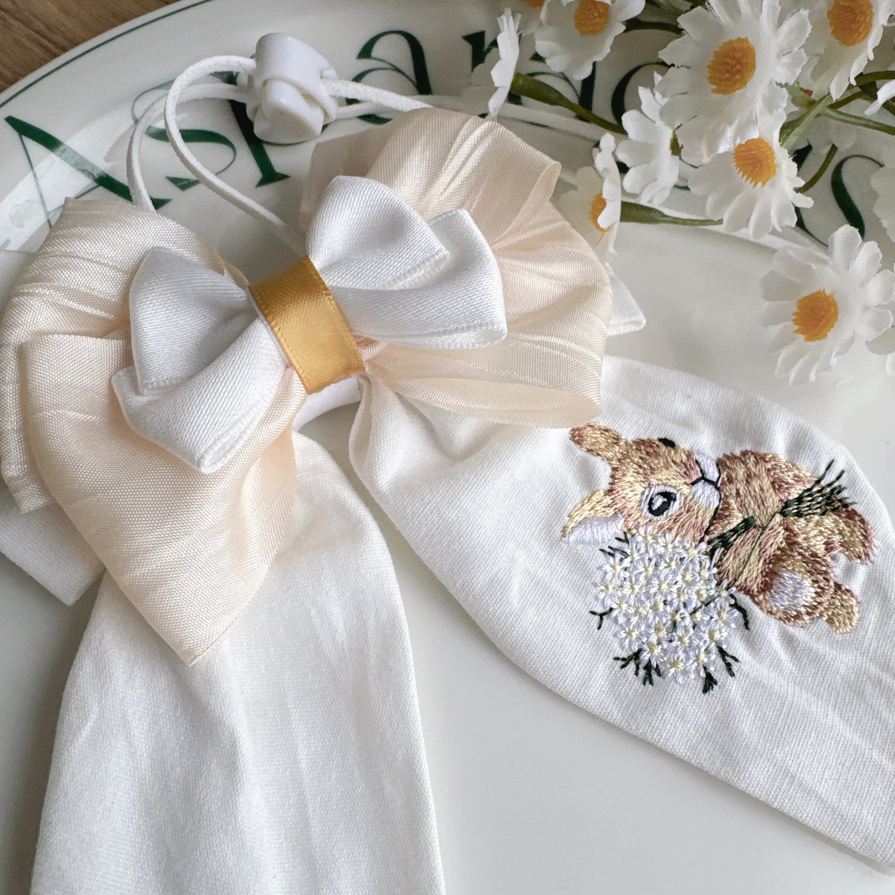 清楚なうさちゃんネックバンド