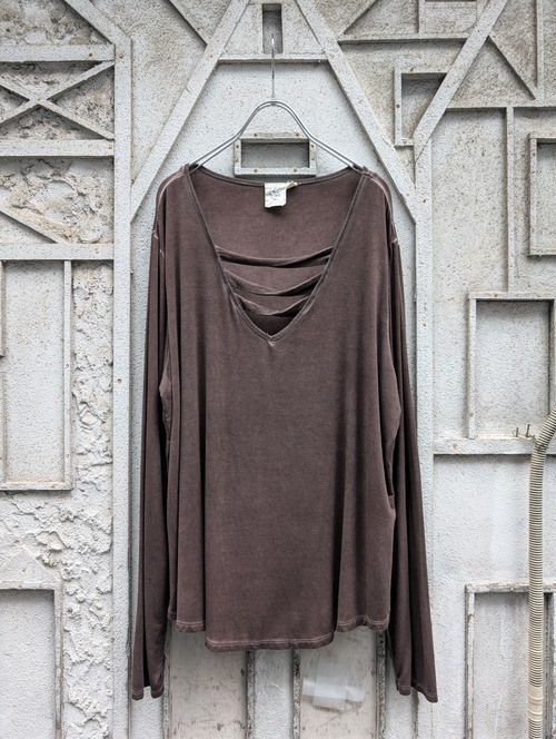 "UNKNOWN" neck strap v-neck L/S