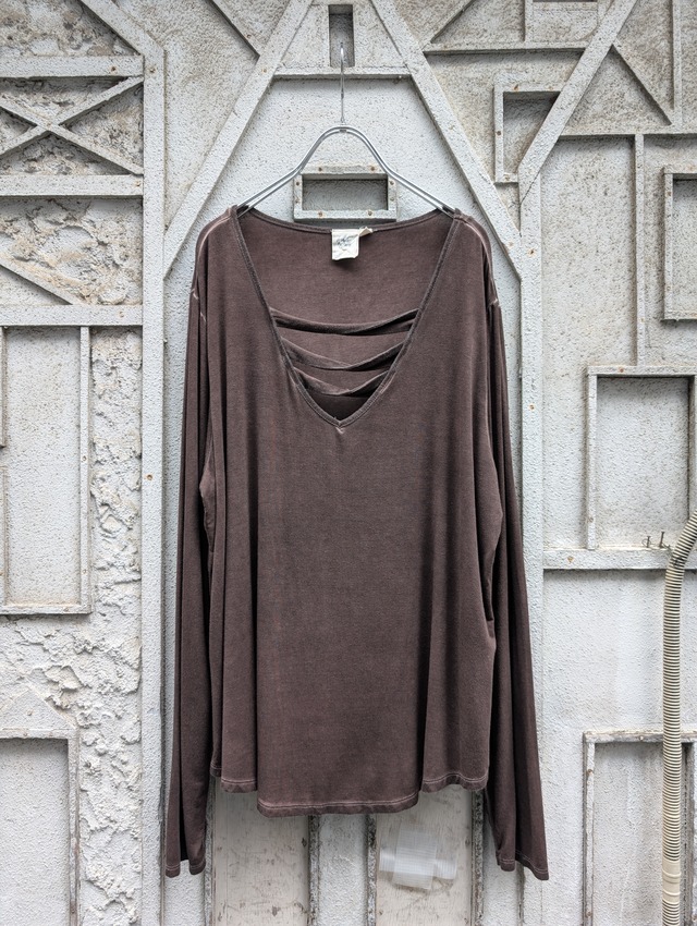 "UNKNOWN" neck strap v-neck L/S