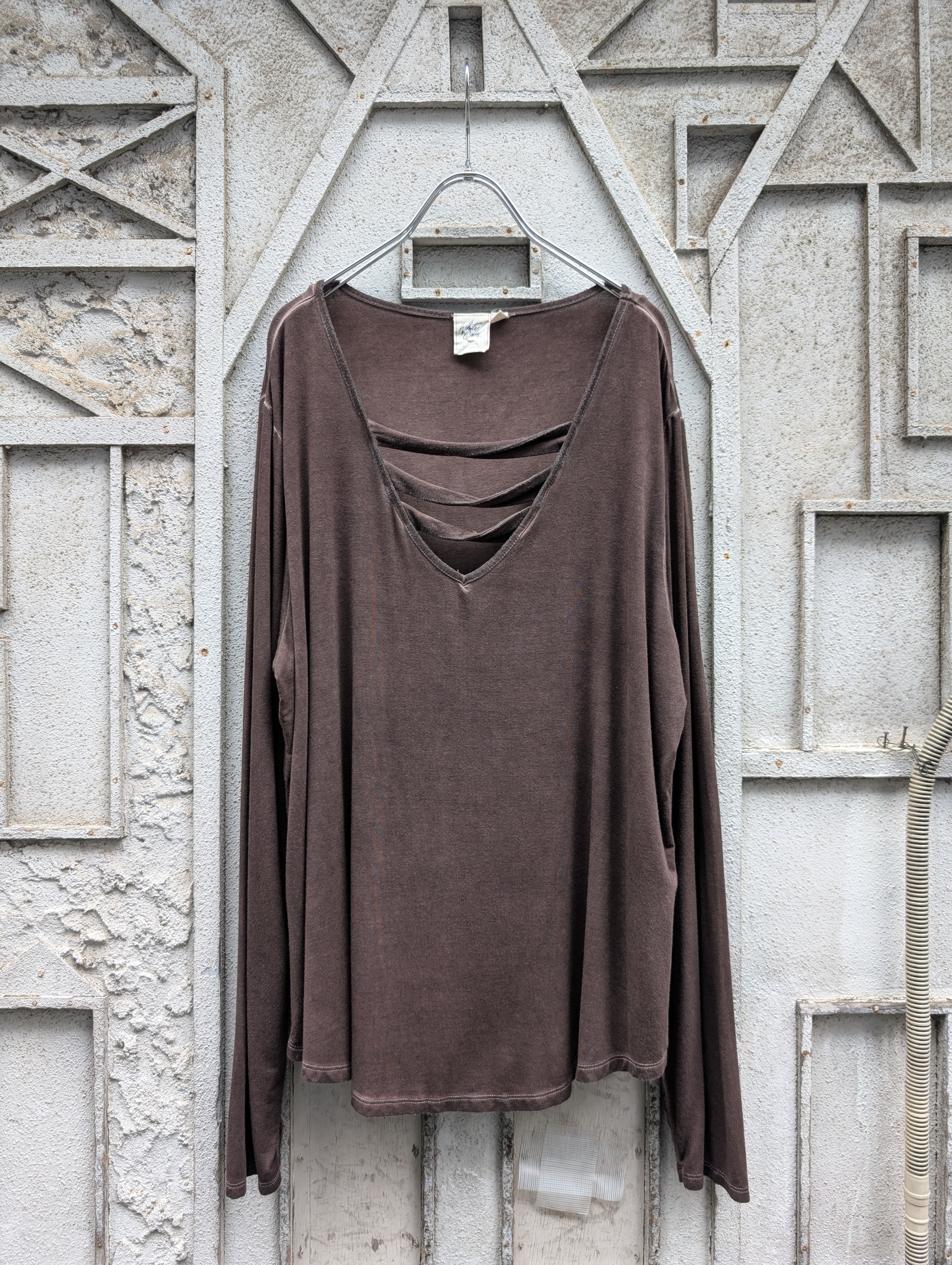 "UNKNOWN" neck strap v-neck L/S