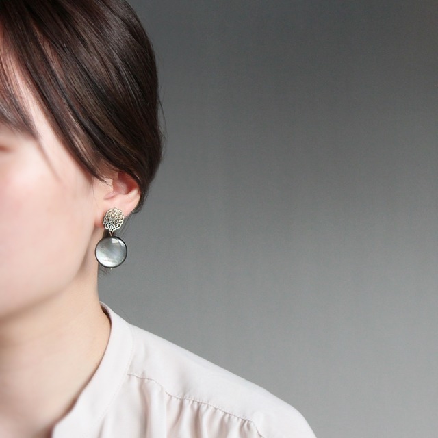 14Kgf｜Arabesque 艶やかブラックシェルの大ぶりピアス / イヤリング変更可