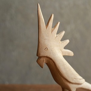 ロックな頭でごきげんな、木製の鳥