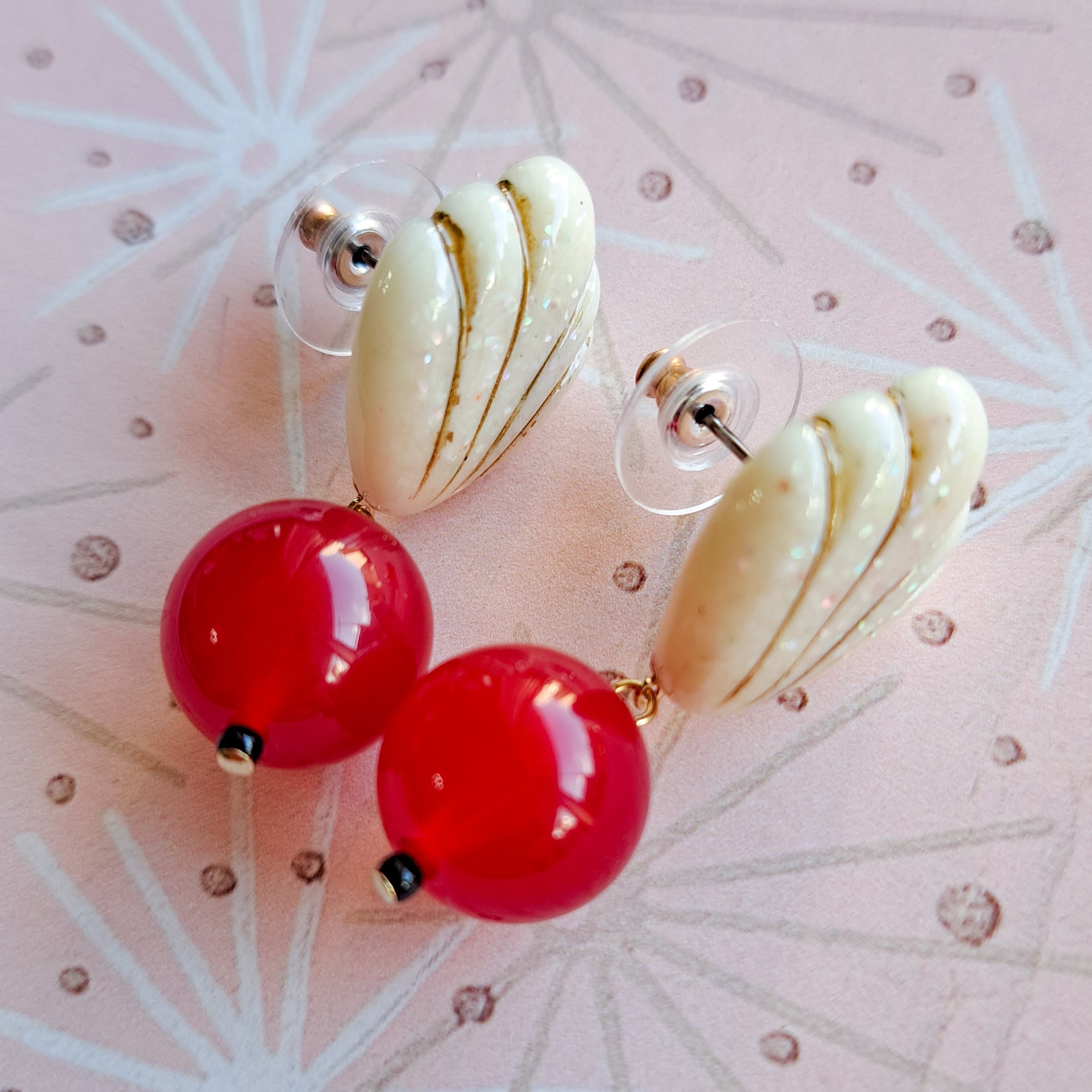 ホワイトチョコチェリーボンボン ヴィンテージシェルピアス