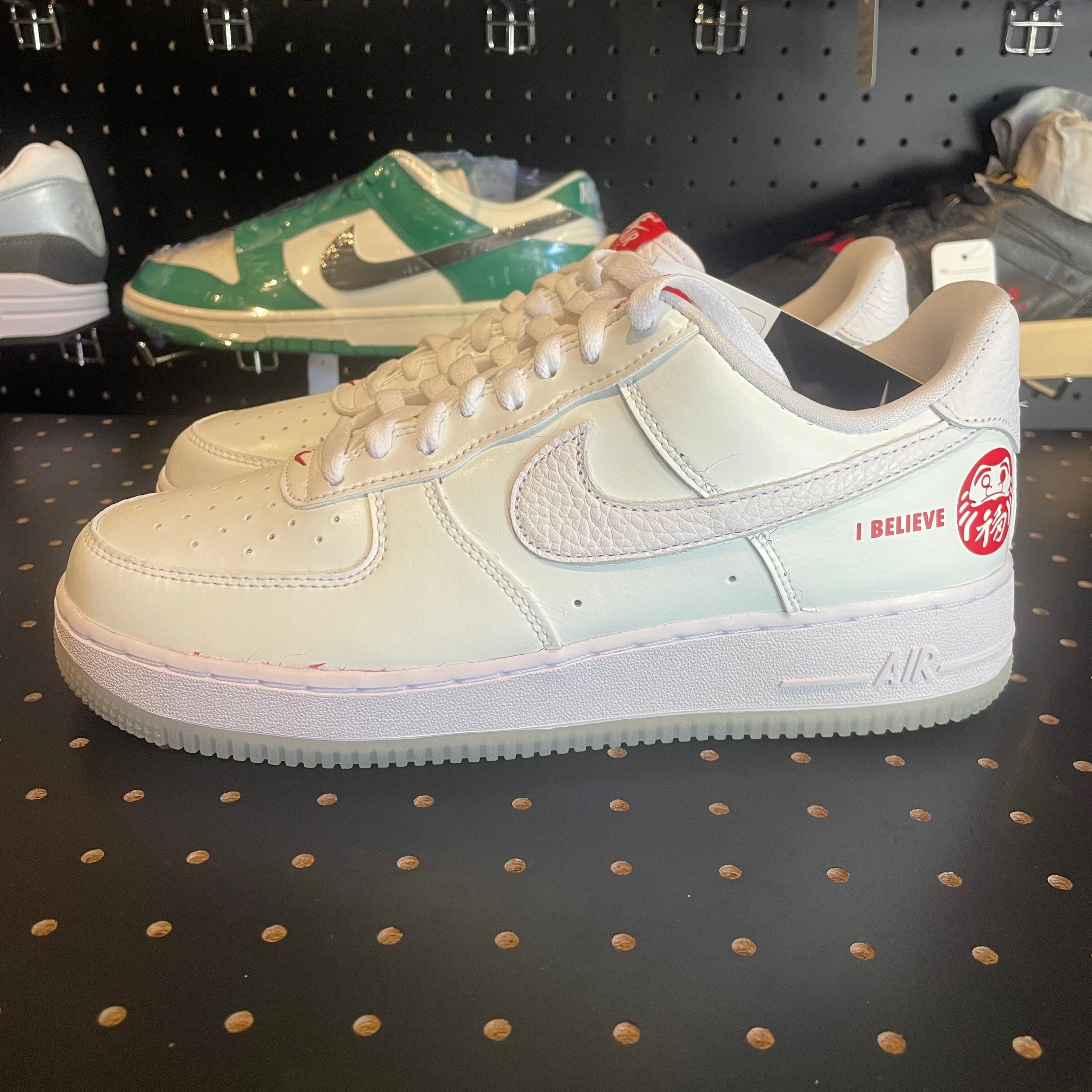 NIKE AIR FORCE 1 '07 プレミアム  アイ ビリーブ 達磨