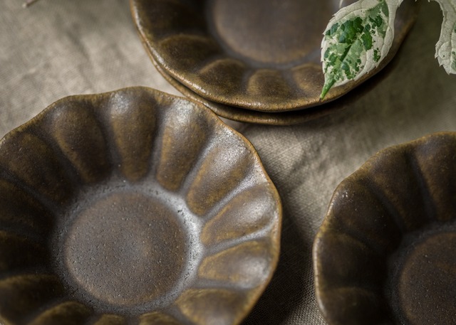 サビ釉 輪花深皿 豆（信楽焼・小皿・豆皿）／古谷 浩一