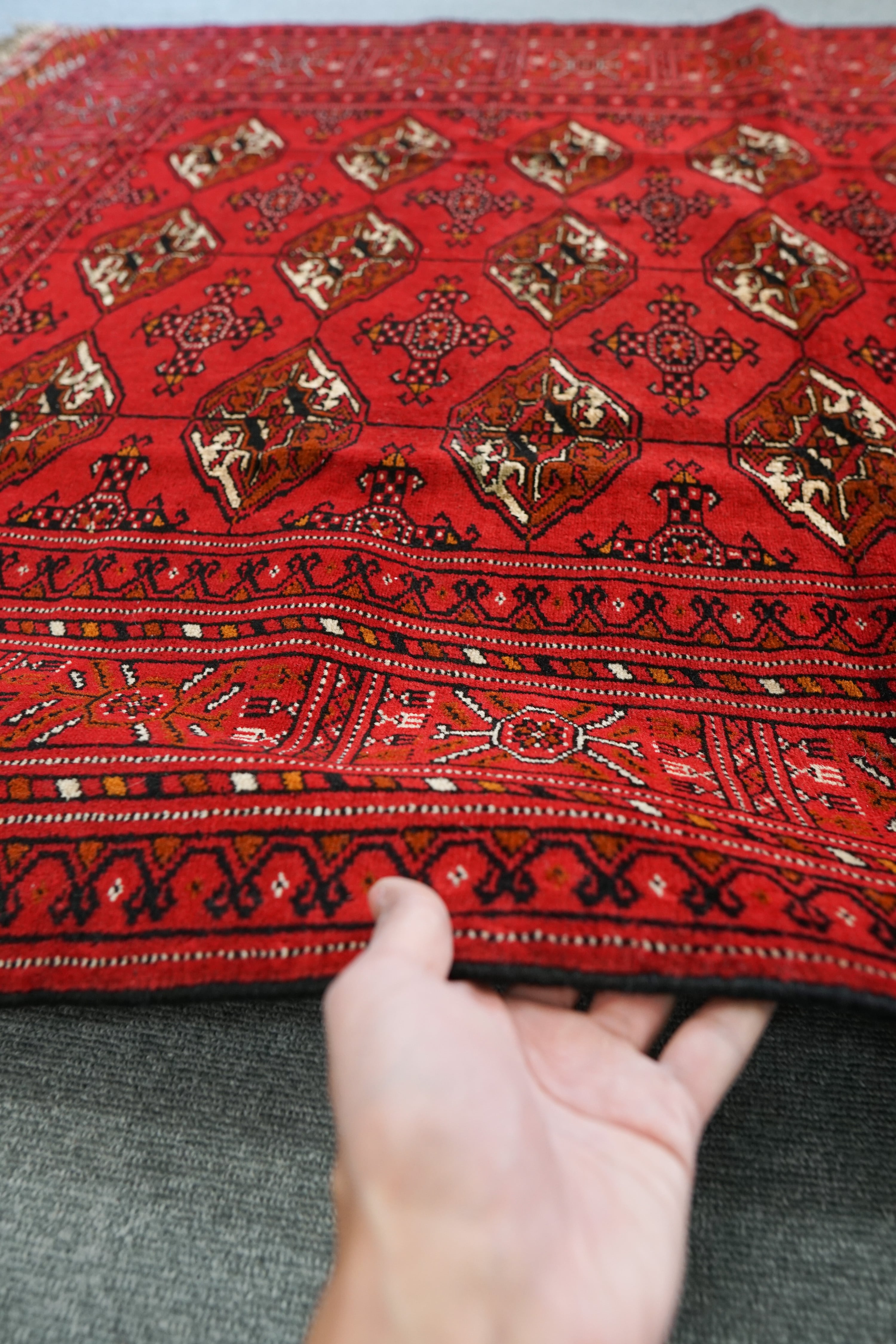 トルクメン手織り絨毯 size:192×126cm iveyartistry.com