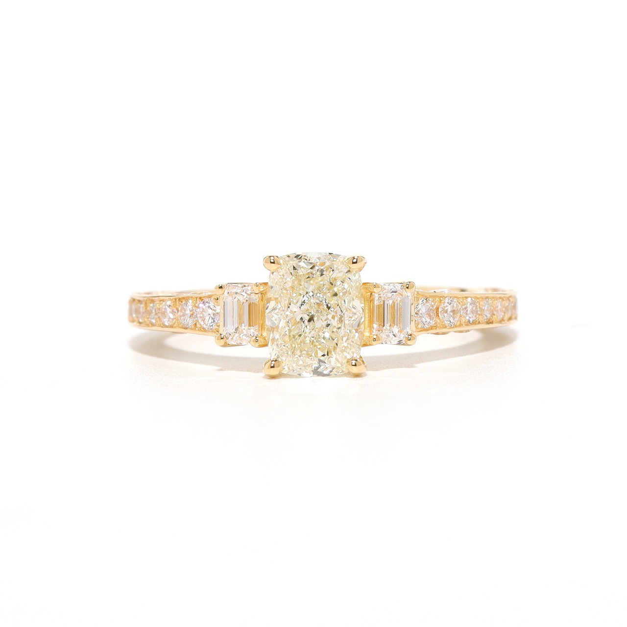 ベリーライトイエローダイヤモンド デザインリング K18 / IF / 1.01ct / 0.119ct / 0.52ct
