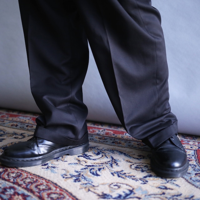 2-tuck tapered silhouette black wide slacks