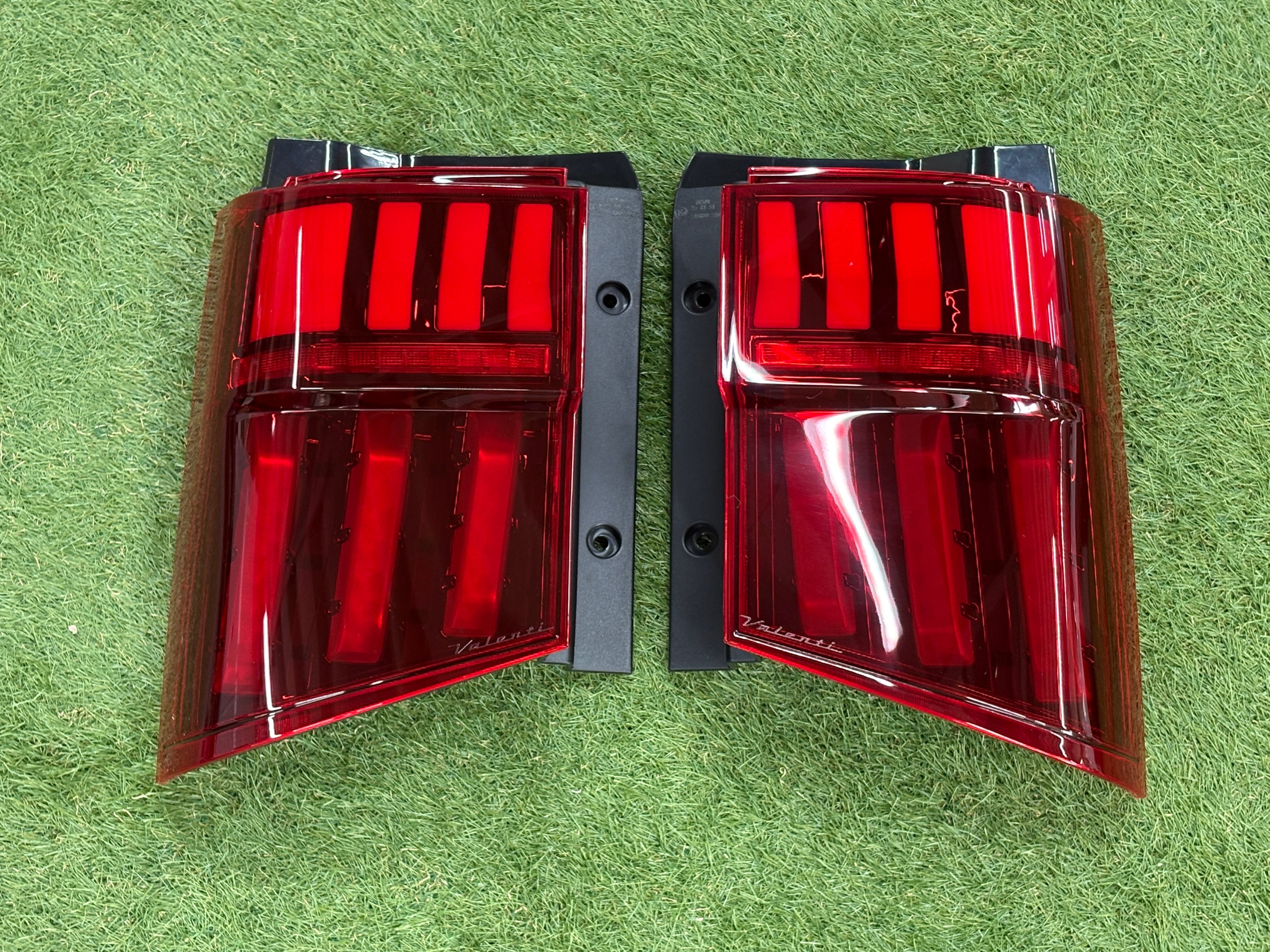 新型デリカD:5用 ジュエルLEDテールランプ ULTRA レッドレンズ