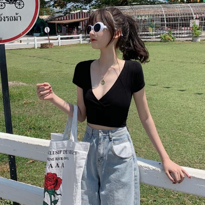 ショートクロップドネーブルVネックTシャツトップレディースサマードレス2020新しいバージョンのスリムスリミングブラックボトムスShan ins tide 1号婦人78475318002