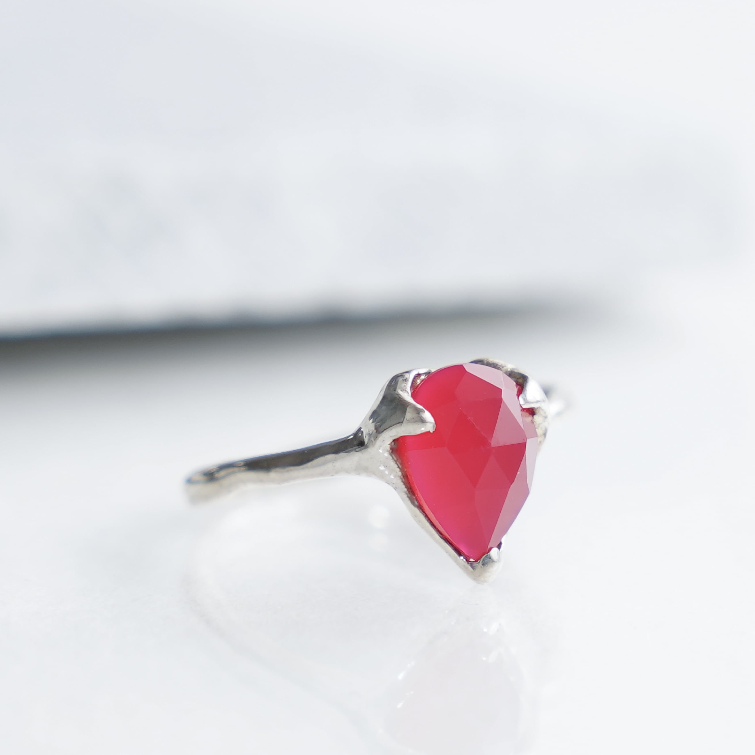 シルバー テクスチャーリング 赤い石付き シルバー テクスチャーリング 赤い石付き シルバー テクスチャーリング