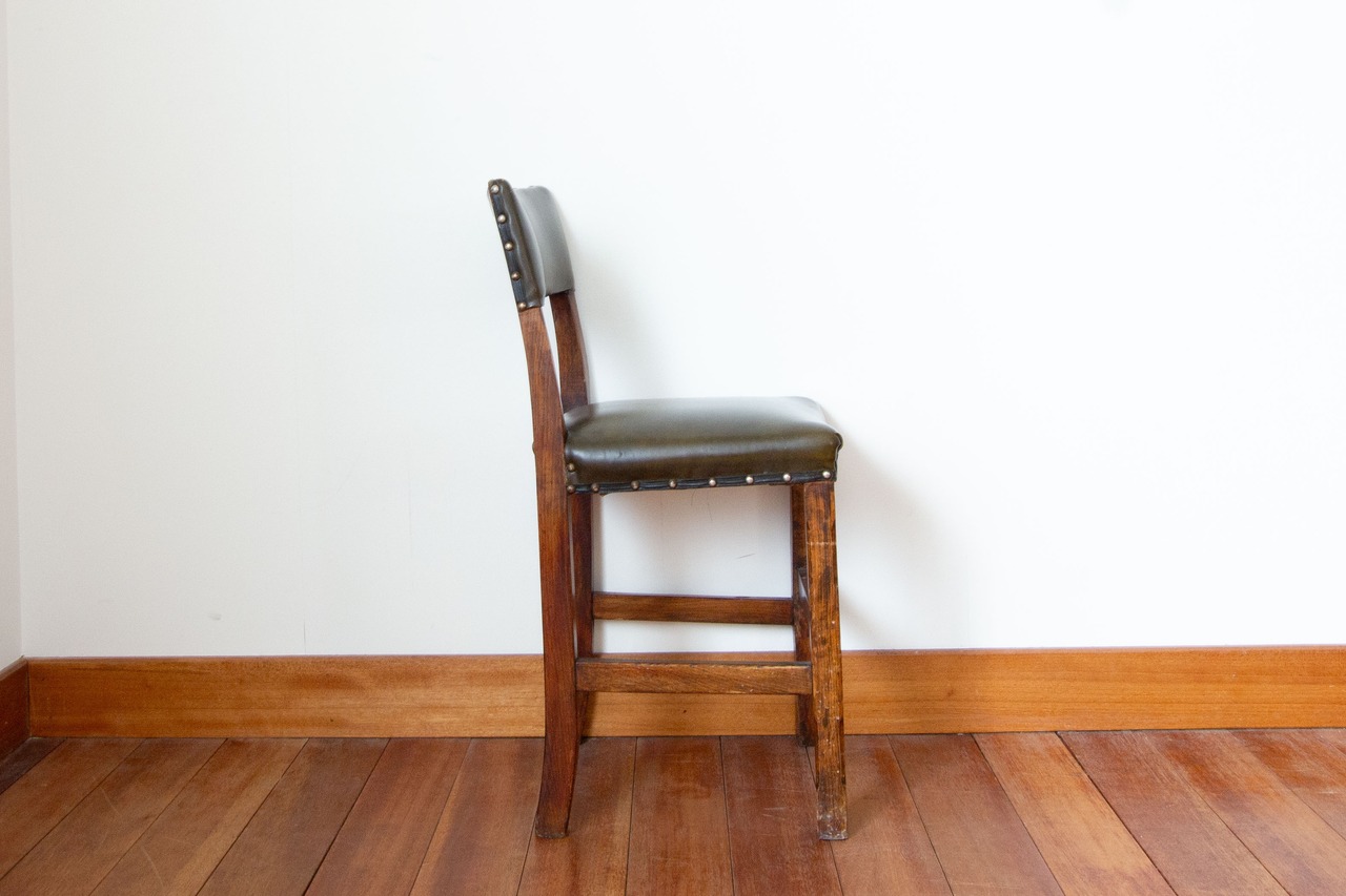 代々受け継がれたスモールチェア。　オーク材/レザー/アンティークチェア/アンティーク家具