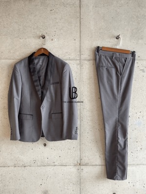ジャケット  ベスト  パンツ 三点セット グレー *タキシード　メンズ スーツ　セレモニースーツ　　２次会 結婚式  商品番号：TX03（38571740） 東京（表参道）名古屋（覚王山）大阪（南船場）福岡（博多）