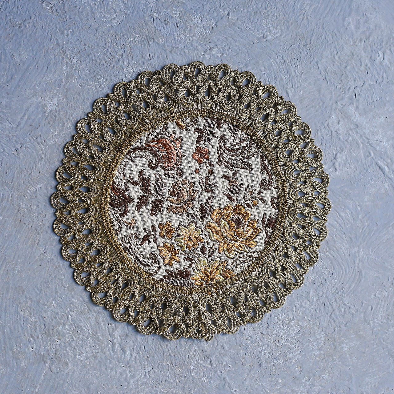 ドイツから届いた、美しい刺繍の敷物