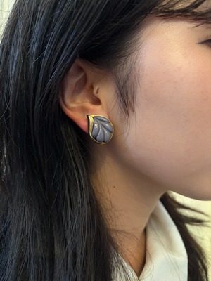 Givenchy/ vintage leaf stone gold earring.(o)