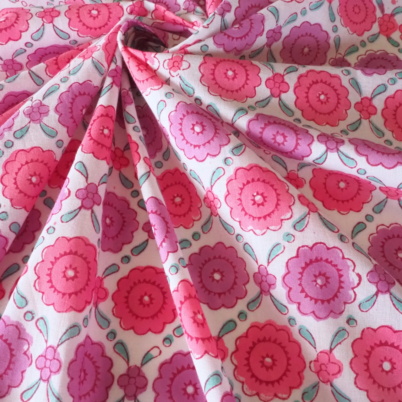 ブロックプリント生地【50cm単位】インド綿 花柄 白×ピンク×パープル #39278-PK1