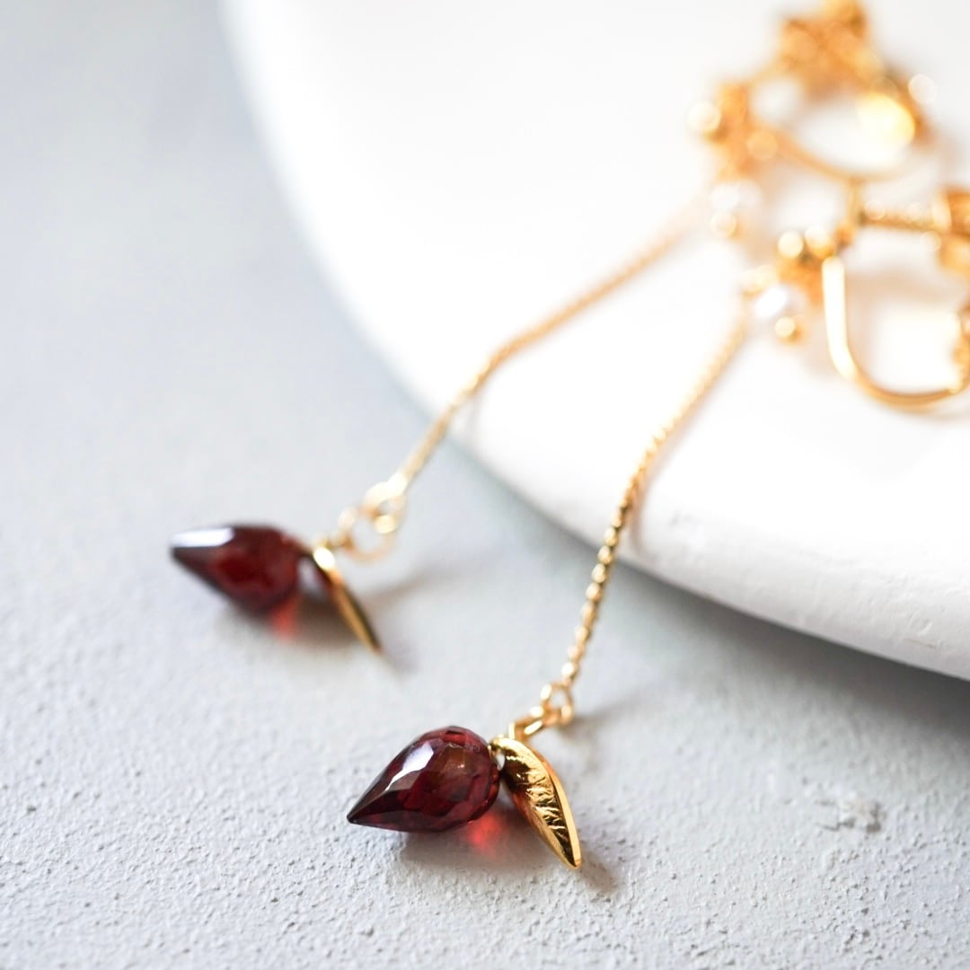 ガーネット揺れる赤いいちごモチーフ》天然石 ピアス/イヤリング | shaha