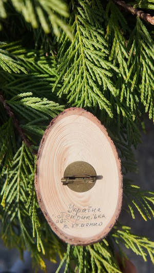 ウクライナ伝統絵画 ペトリキウカ塗り 木製ブローチ（ホメンコ作）