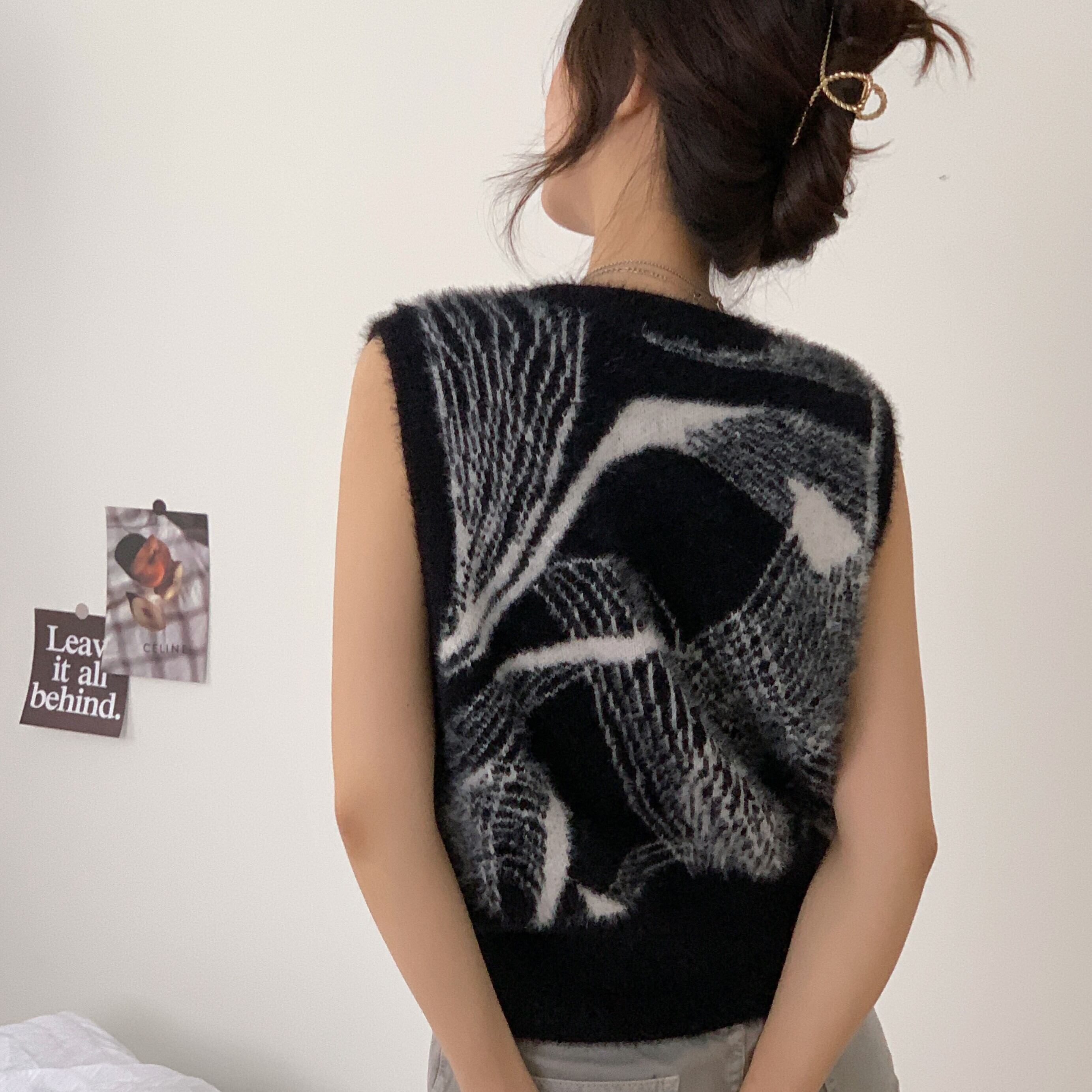 韓国っぽ モノトーンコーデに ♪ モヘア ニットベスト ショート丈