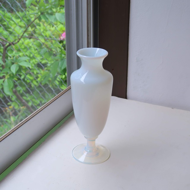 オパリンガラスの花瓶
