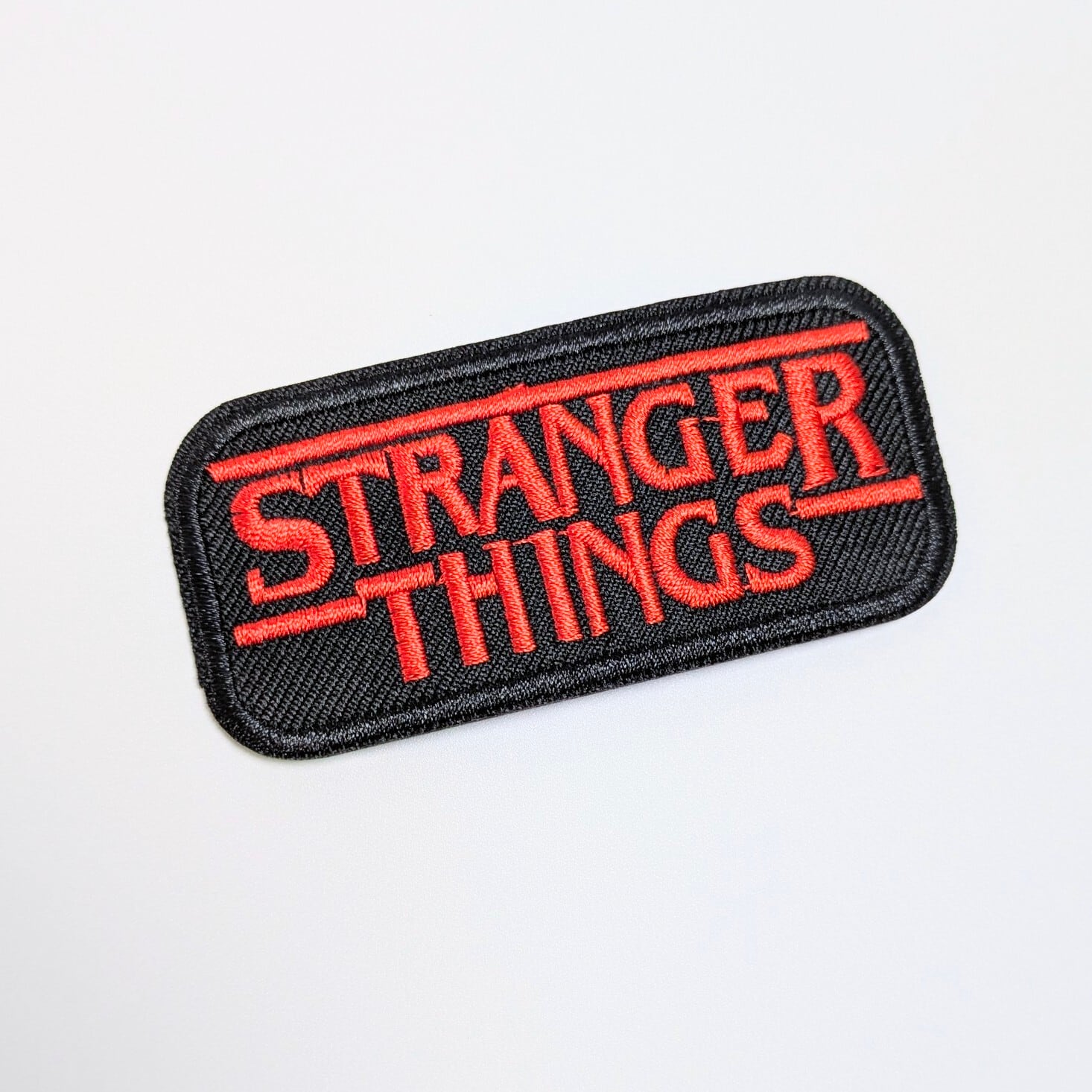 送料無料! ★刺繍アイロンワッペン★【 Stranger Things ( ストレンジャーシングス ) 】ストレンジャーシングスロゴsquareワッペン〚アメリカン雑貨 アメトイ〛