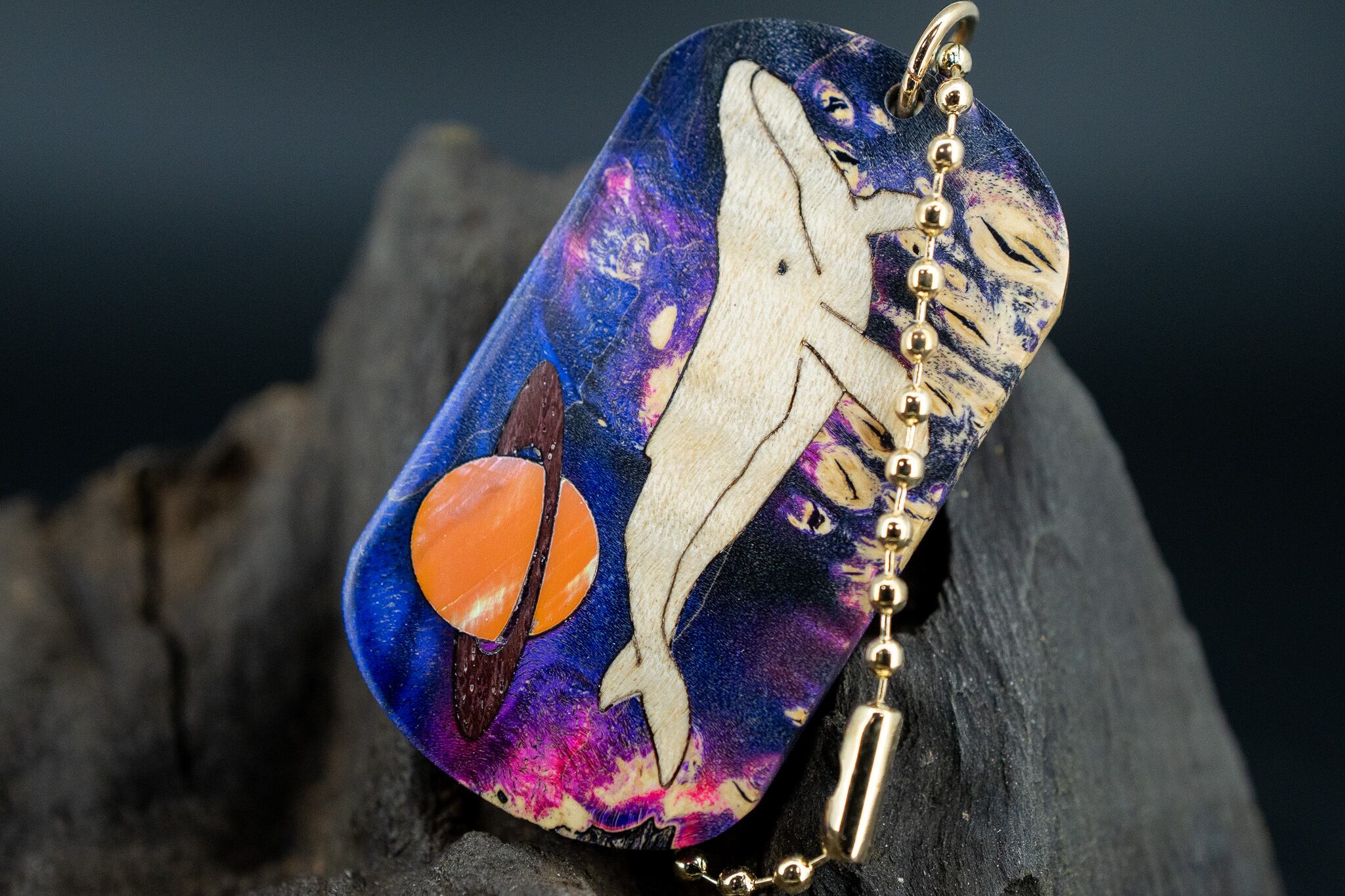 【カナダの象徴】ハードメープル 瘤杢 スタビライズウッド ドッグタグ 象嵌 勇魚と惑星