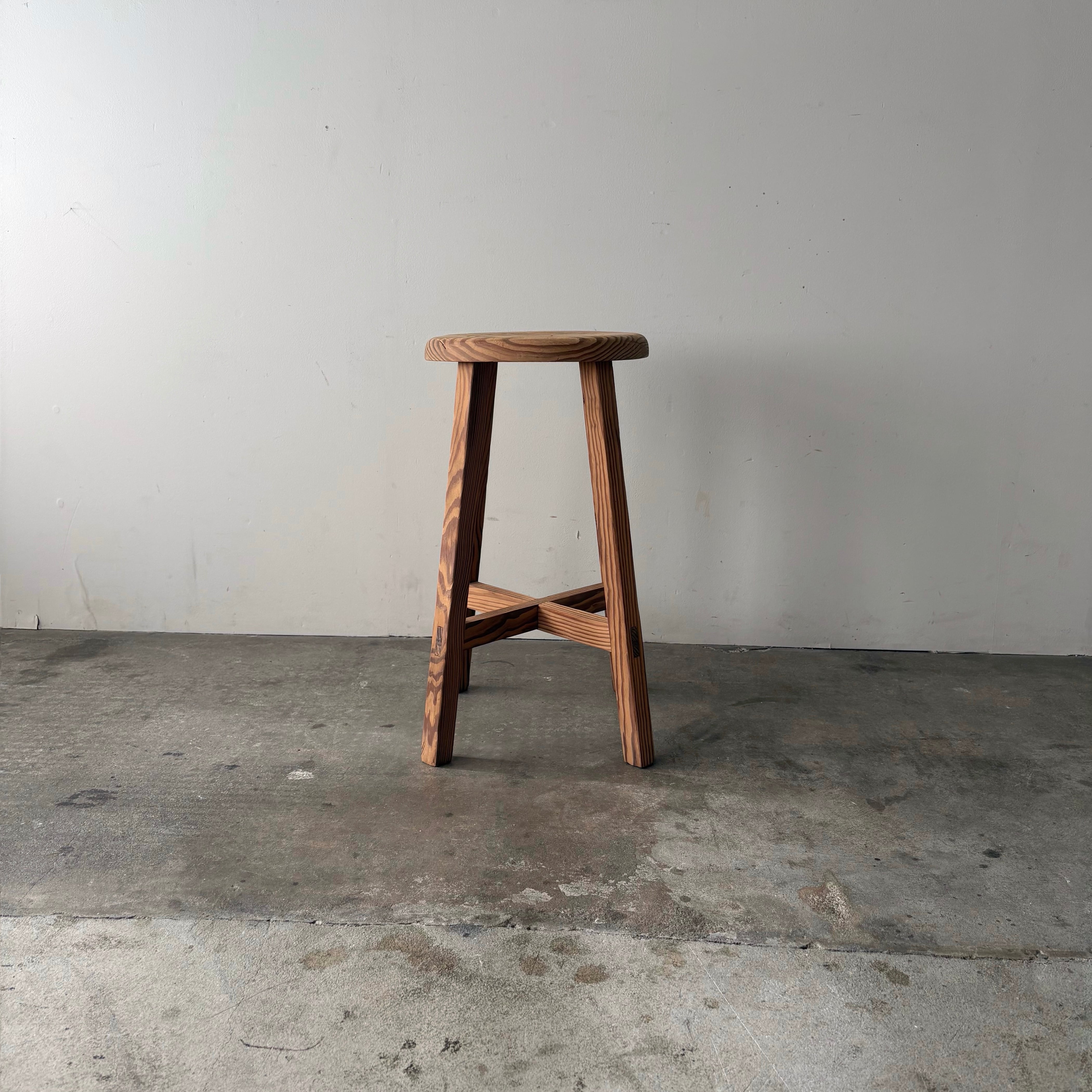 木の丸椅子　1109