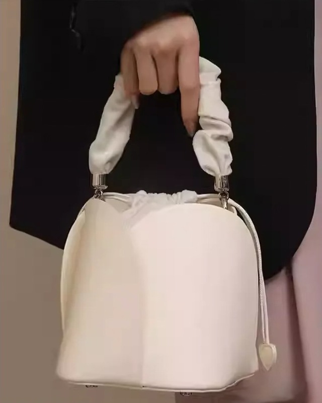 ピュアホワイト バケツバッグ